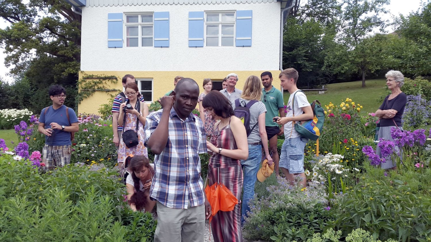 Stipendiaten im Garten des Münter-Hauses in Murnau