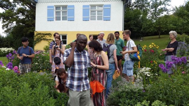 Stipendiaten im Garten des Münter-Hauses in Murnau