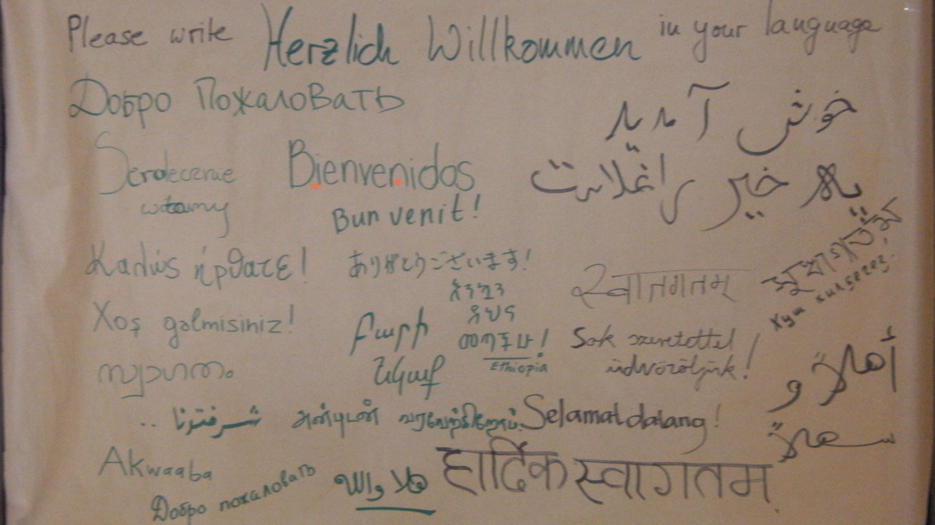 Plakat mit Herzlich Willkommen in vielen Sprachen