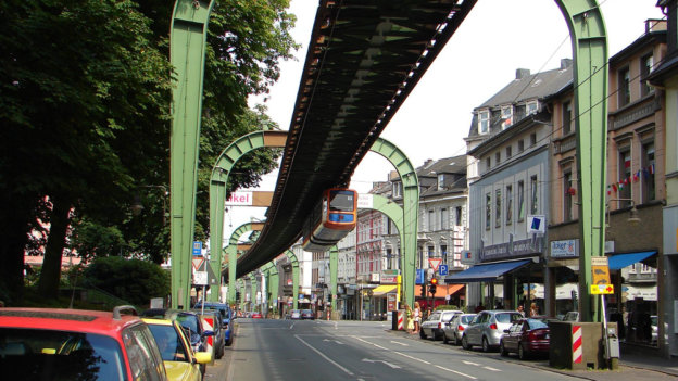 Schwebebahnschienen über der Straße in Wuppertal