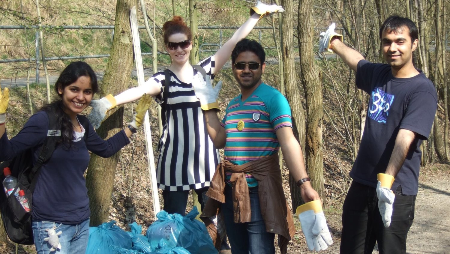 Stipendiaten bei einer Müllsammelaktion der Stadt Aachen